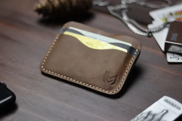 THE MINIMAL RUSTY BROWN LEATHER CARD HOLDER